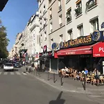 Studio Pigalle Montmartre De 25 M2 - 2 Minutes De La Station Metro Pigalle - 2 Lits Simples Type Gigogne Pour 2 Personnes - Quartier Hypertouristique - Cabaret Moulin Rouge A 200 M, Cafe Aux Noctambules ,Cabaret Chez Michou-Restaurants-Saunas