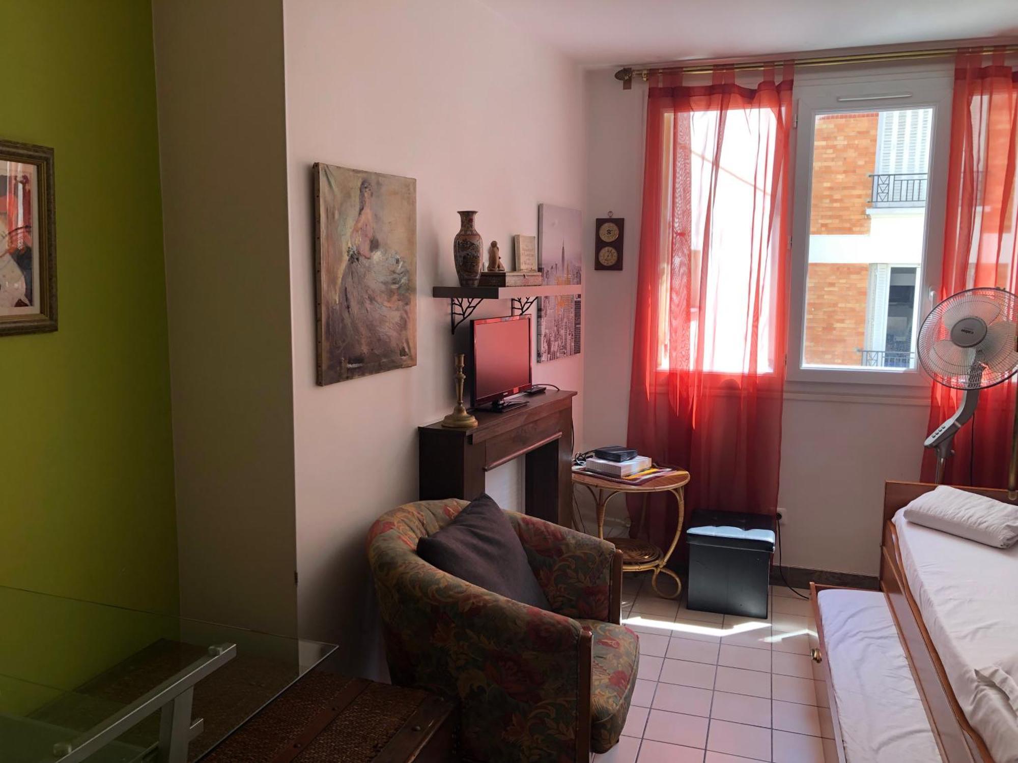 Apartment Pigalle De 25 M2 - 2 Lits Simples Type Gigogne Pour 2 Personnes - Coeur Touristique De - 2 Minutes De La Station Metro Pigalle ,petit Train Vers La Butte Montmartre-cabarets Moulin Rouge,chez Michou-restaurants Bouillon Pigalle,berliner *