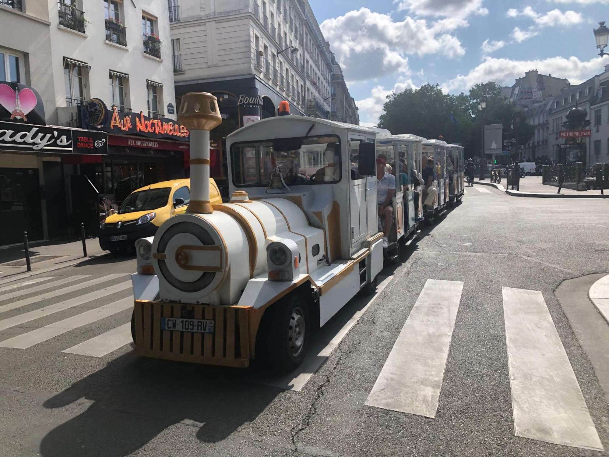 Pigalle De 25 M2 - 2 Lits Simples Type Gigogne Pour 2 Personnes - Coeur Touristique De - 2 Minutes De La Station Metro Pigalle ,petit Train Vers La Butte Montmartre-cabarets Moulin Rouge,chez Michou-restaurants Bouillon Pigalle,berliner