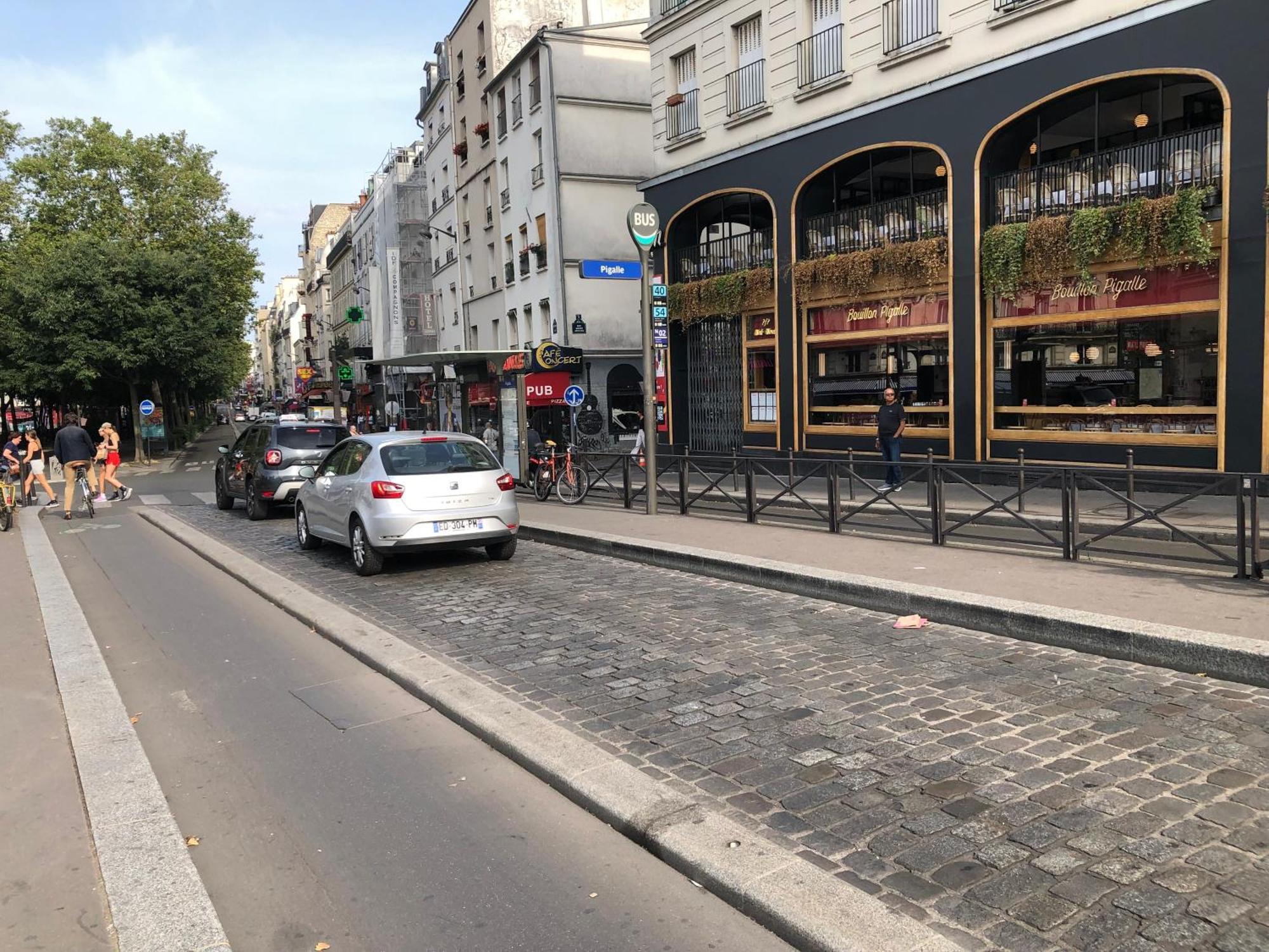 Pigalle De 25 M2 - 2 Lits Simples Type Gigogne Pour 2 Personnes - Coeur Touristique De - 2 Minutes De La Station Metro Pigalle ,petit Train Vers La Butte Montmartre-cabarets Moulin Rouge,chez Michou-restaurants Bouillon Pigalle,berliner Apartment Paris