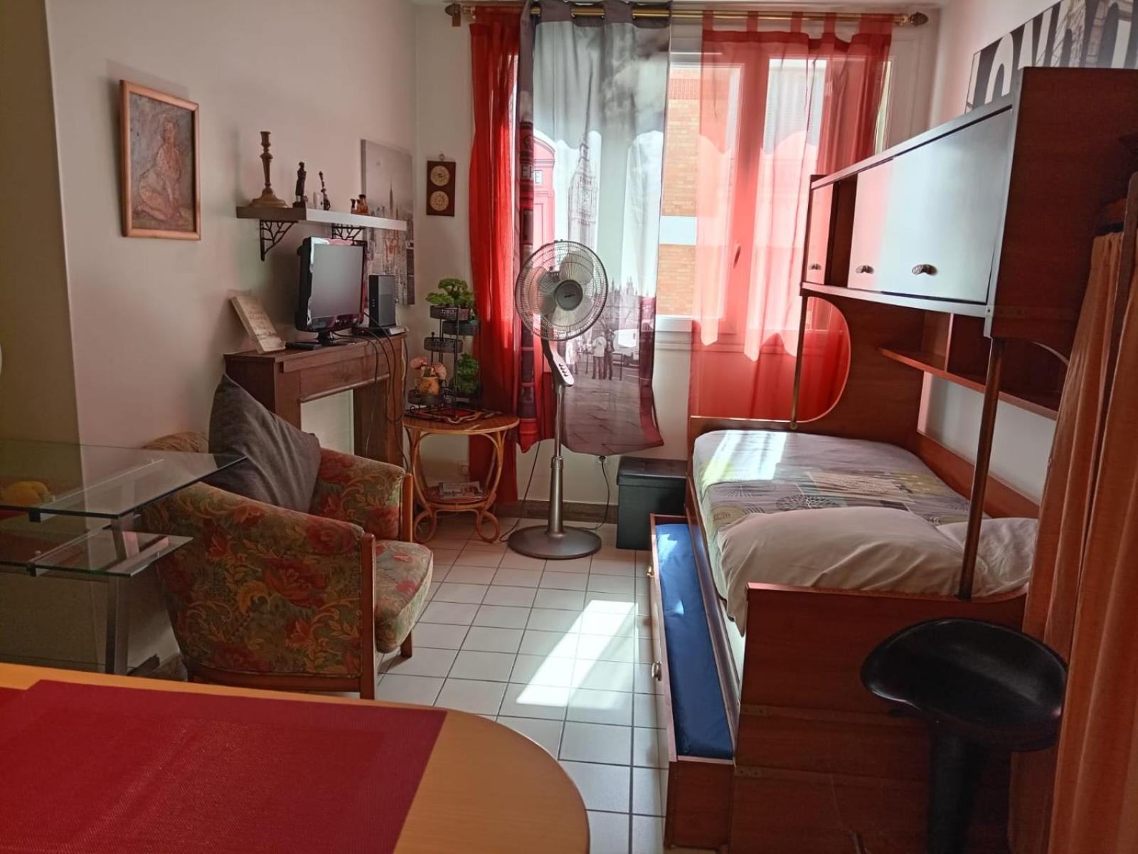 Apartment Pigalle De 25 M2 - 2 Lits Simples Type Gigogne Pour 2 Personnes - Coeur Touristique De - 2 Minutes De La Station Metro Pigalle ,petit Train Vers La Butte Montmartre-cabarets Moulin Rouge,chez Michou-restaurants Bouillon Pigalle,berliner *