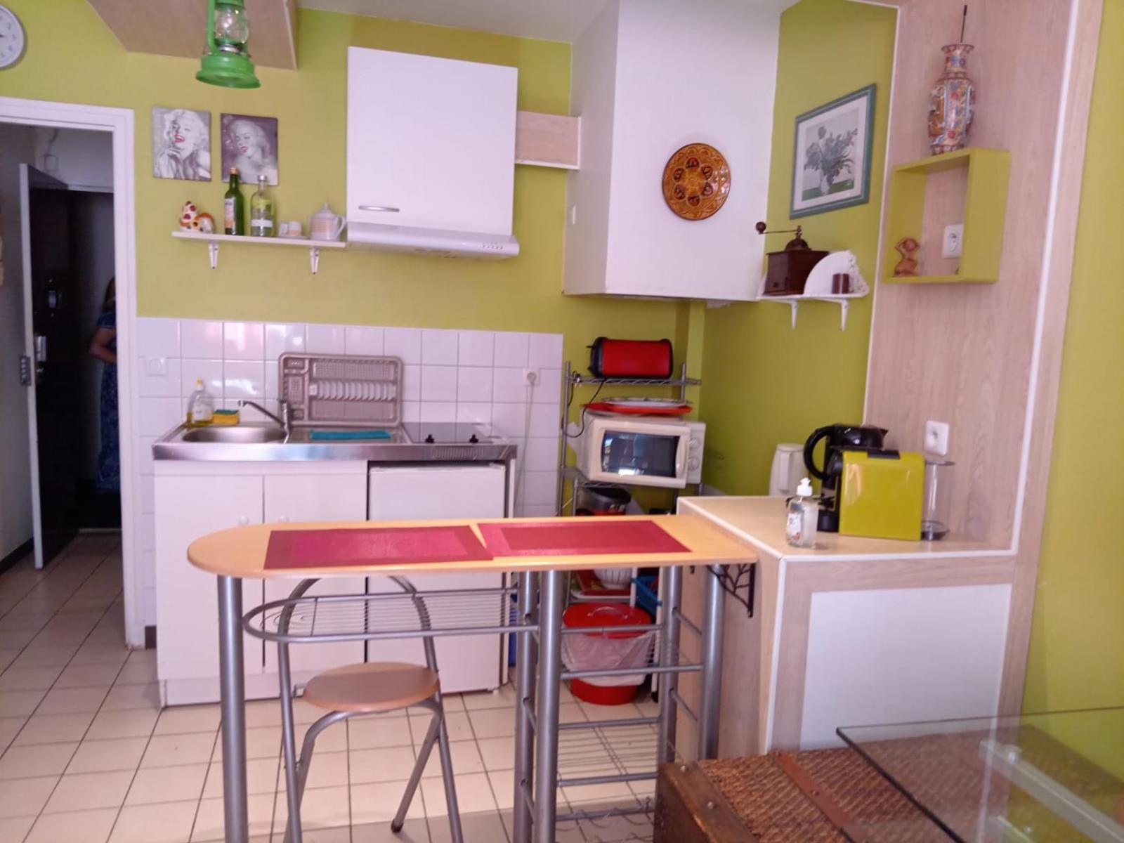 Pigalle De 25 M2 - 2 Lits Simples Type Gigogne Pour 2 Personnes - Coeur Touristique De - 2 Minutes De La Station Metro Pigalle ,petit Train Vers La Butte Montmartre-cabarets Moulin Rouge,chez Michou-restaurants Bouillon Pigalle,berliner Apartment Paris