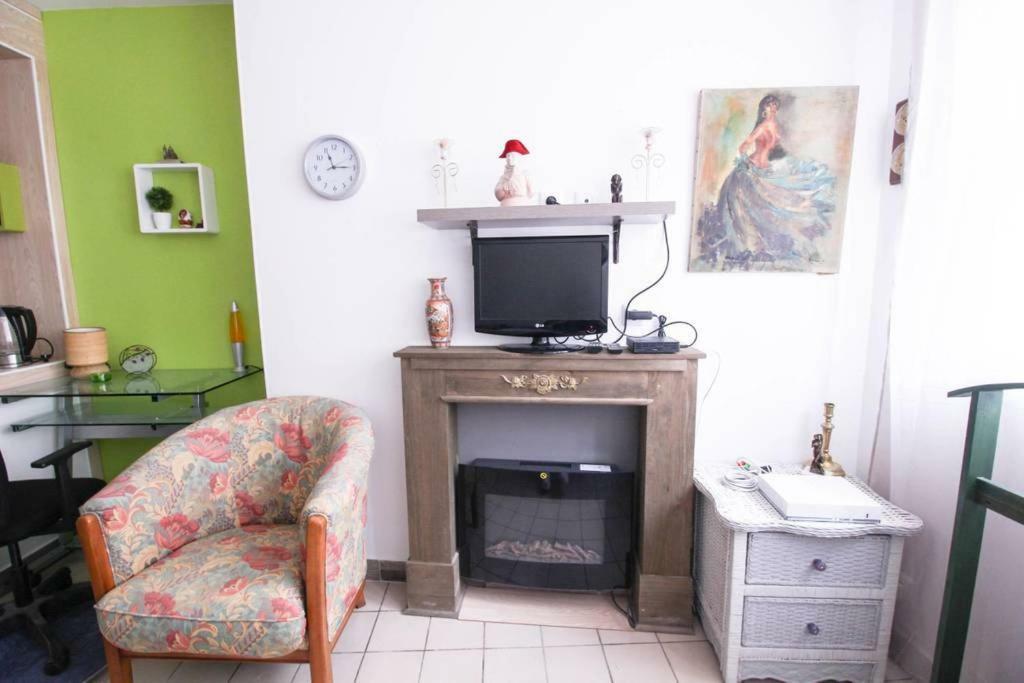 Apartment Pigalle De 25 M2 - 2 Lits Simples Type Gigogne Pour 2 Personnes - Coeur Touristique De - 2 Minutes De La Station Metro Pigalle ,petit Train Vers La Butte Montmartre-cabarets Moulin Rouge,chez Michou-restaurants Bouillon Pigalle,berliner *