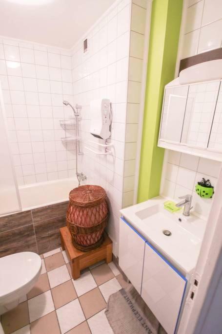 Apartment Pigalle De 25 M2 - 2 Lits Simples Type Gigogne Pour 2 Personnes - Coeur Touristique De - 2 Minutes De La Station Metro Pigalle ,petit Train Vers La Butte Montmartre-cabarets Moulin Rouge,chez Michou-restaurants Bouillon Pigalle,berliner